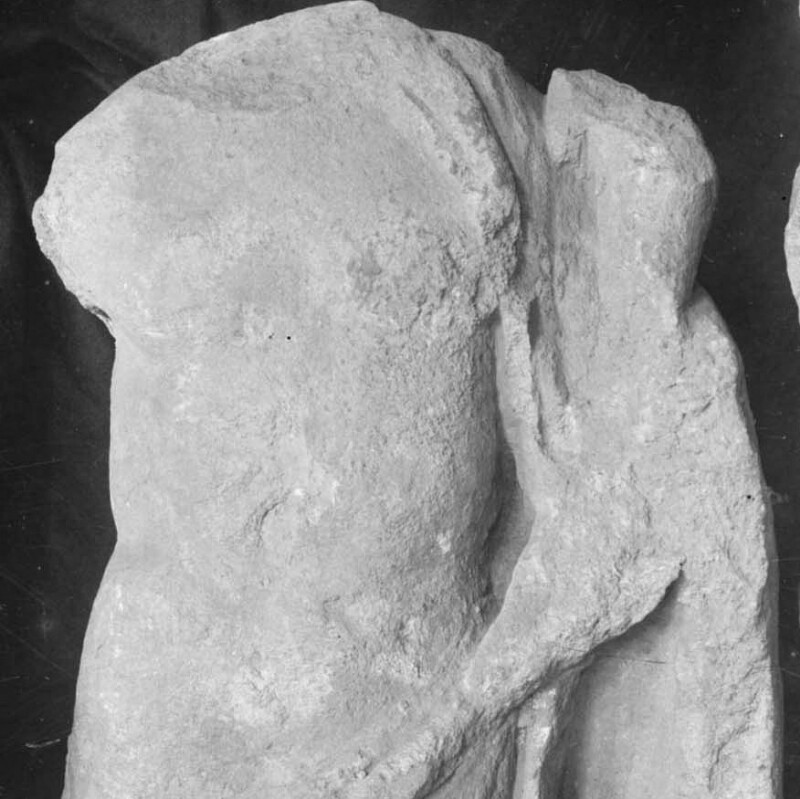 Fragment de statue d'un dieu debout