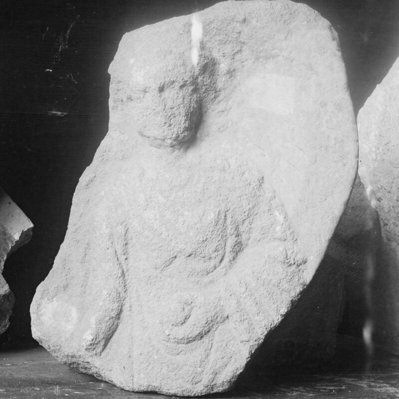 Fragment de stèle représentant un enfant debout