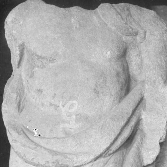 Fragment de statuette d'un dieu debout