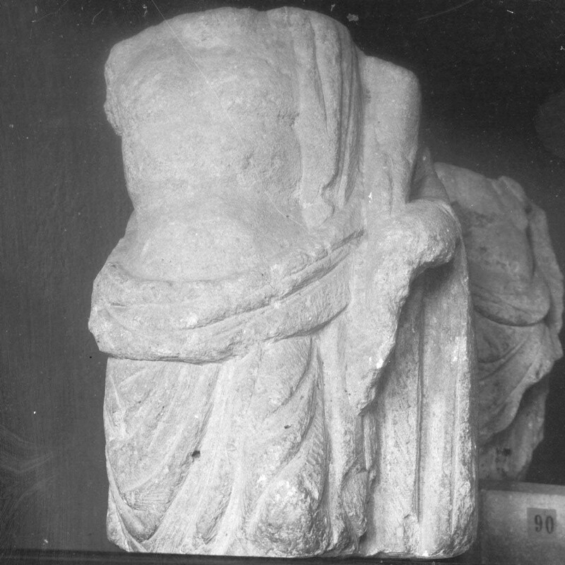 Fragment de statuette d'une femme debout drapée