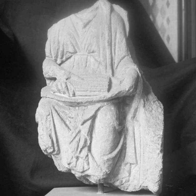 Fragment de statuette d'une femme assise