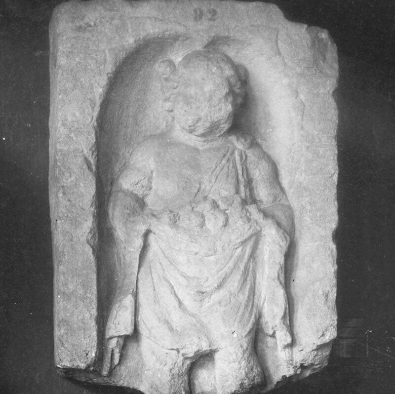 Fragment de stèle avec un enfant debout