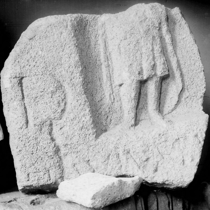 Fragment de stèle avec un homme debout