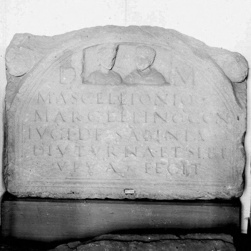 Stèle avec une inscription et deux bustes
