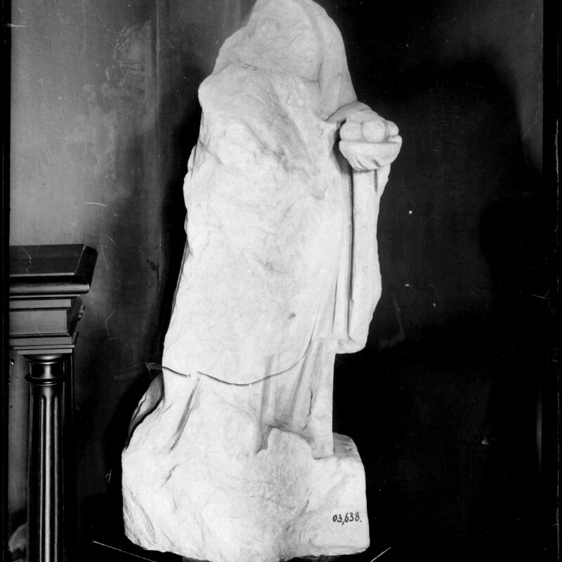 Statue mutilée représentant une femme debout