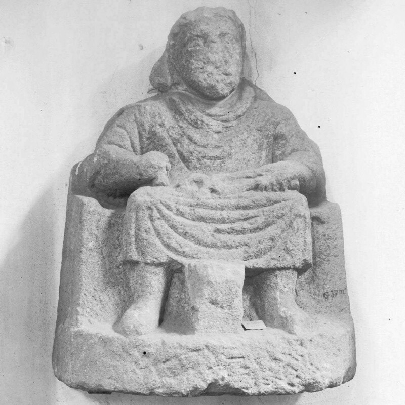 Statue avec un homme imberbe assis