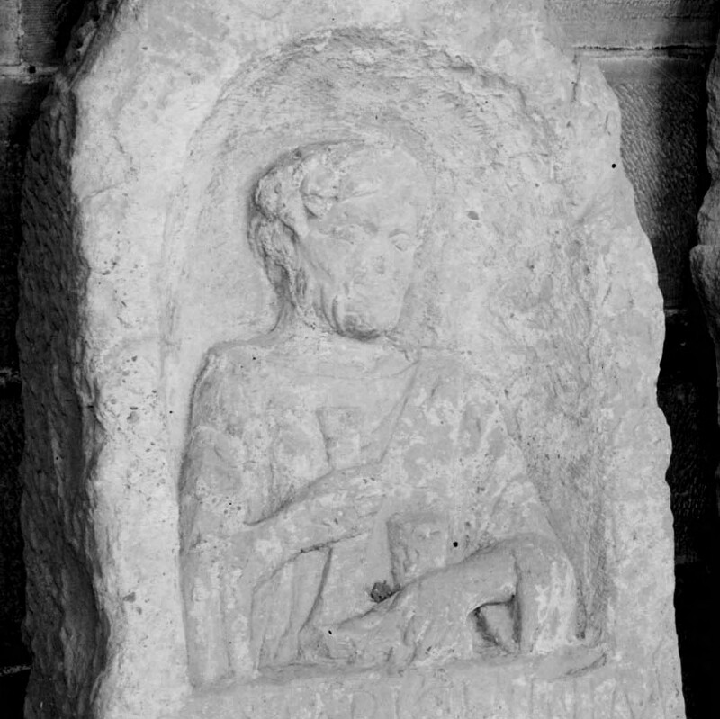 Stèle avec buste d'un homme dans une niche
