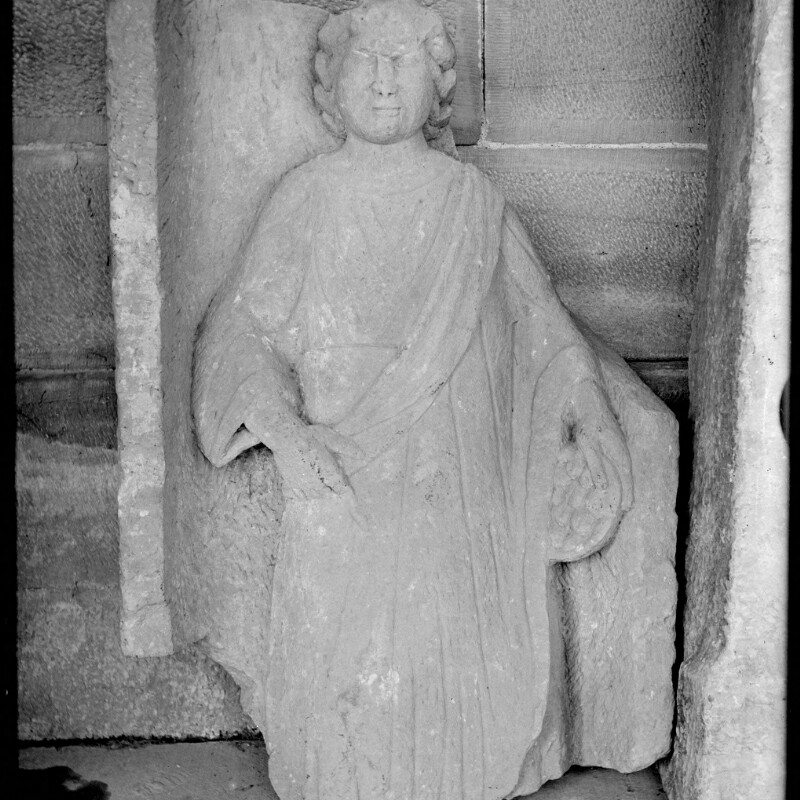 Fragment de stèle avec une jeune femme debout