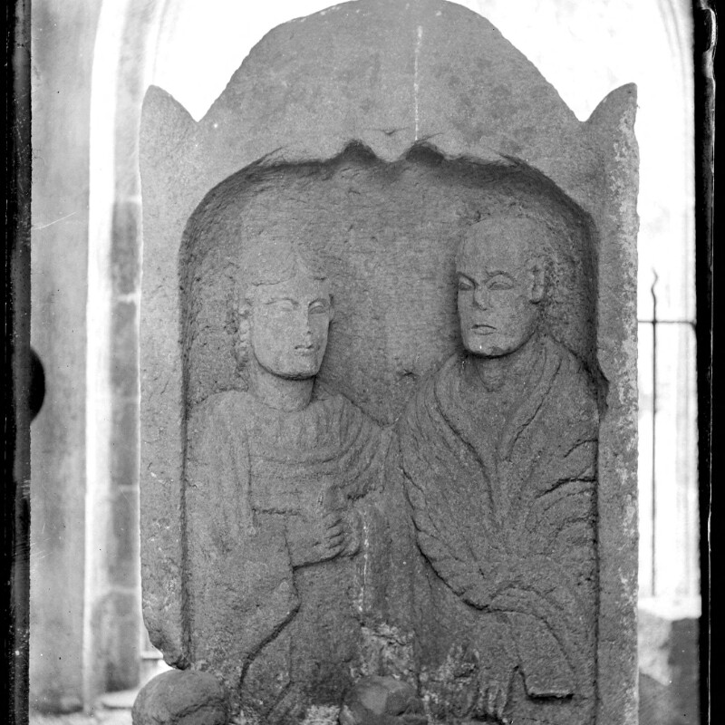 Fragment de stèle avec un homme et une femme debout