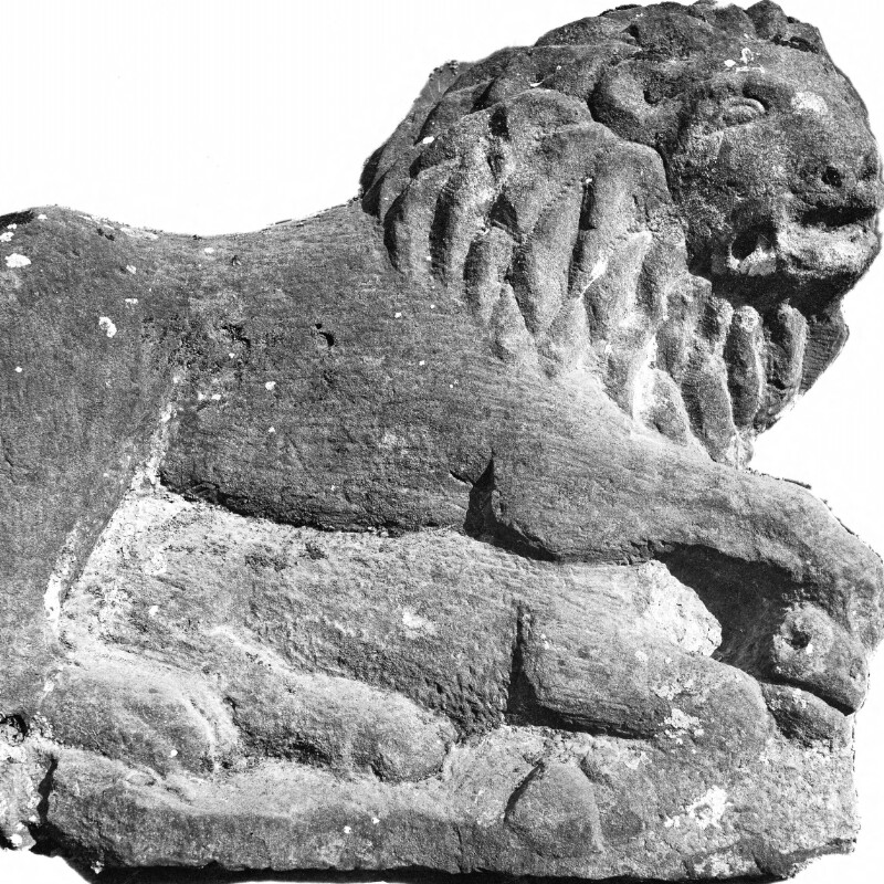 Statue d'un lion terrassant un taureau