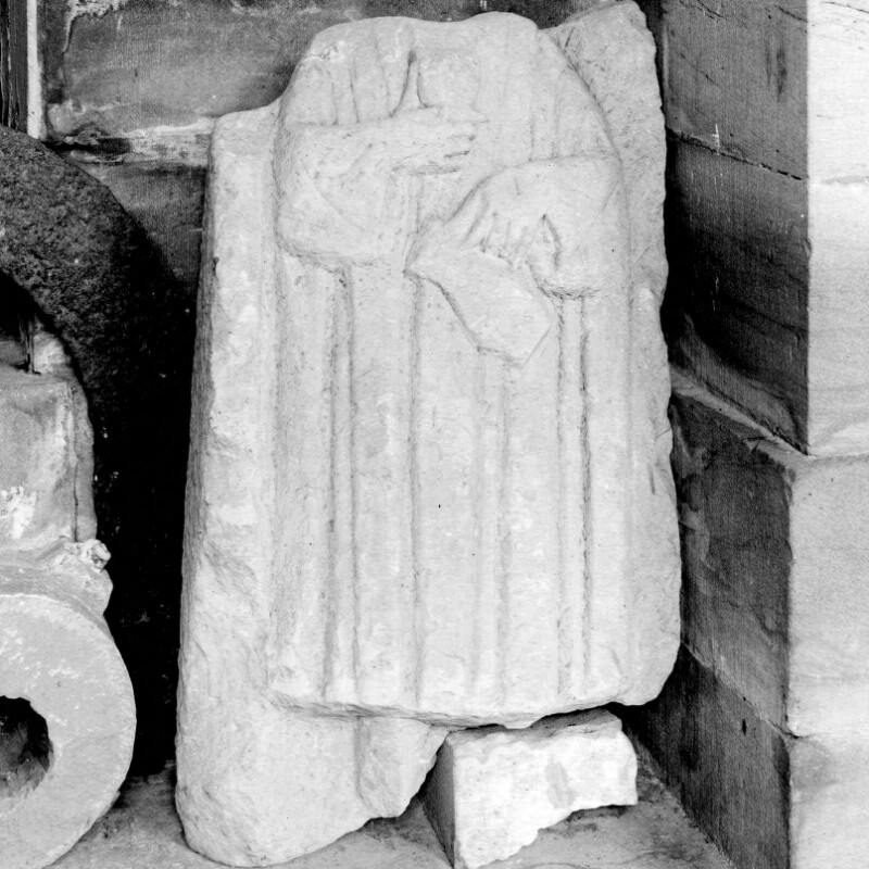 Fragment de stèle avec un homme debout