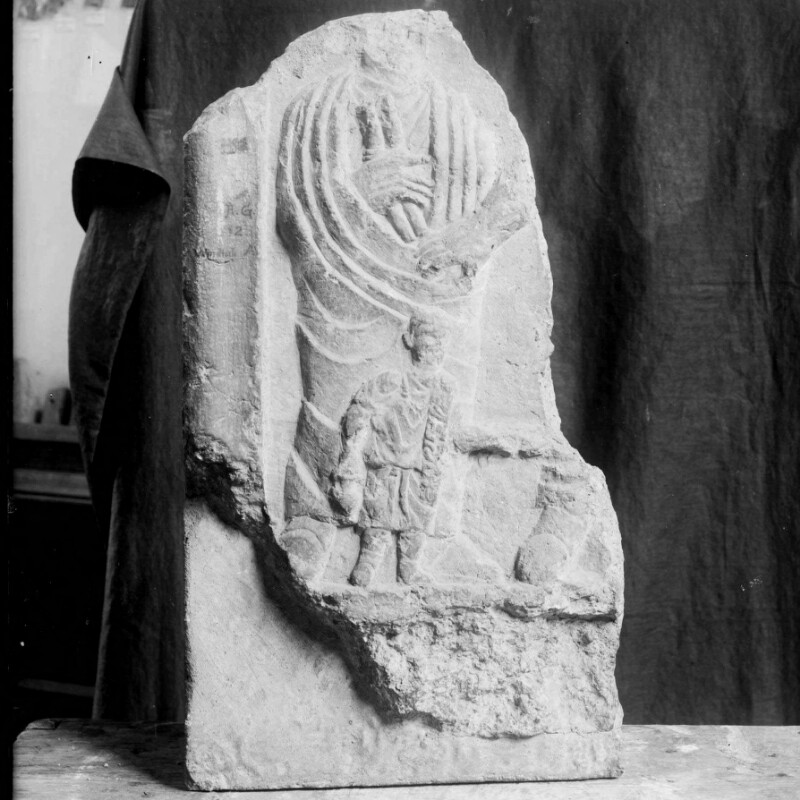 Fragment de stèle avec deux personnages drapés