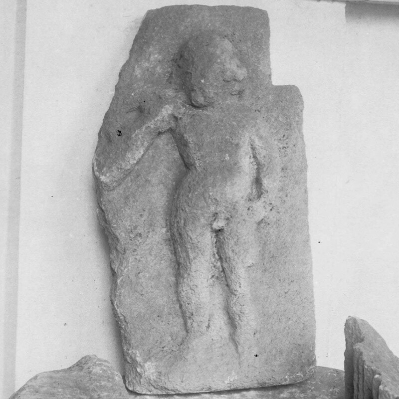 Stèle mutilée représentant deux enfants