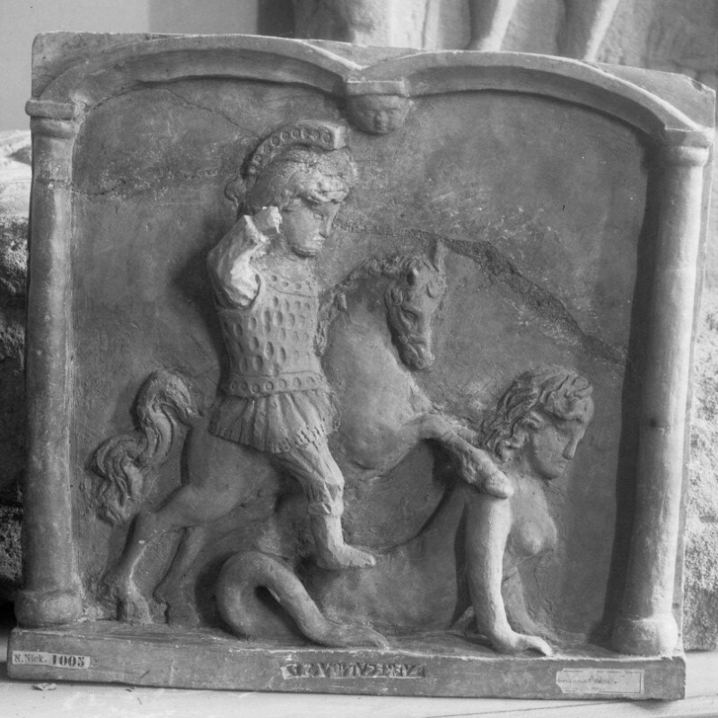 Bas-relief représentant un cavalier et un anguipède