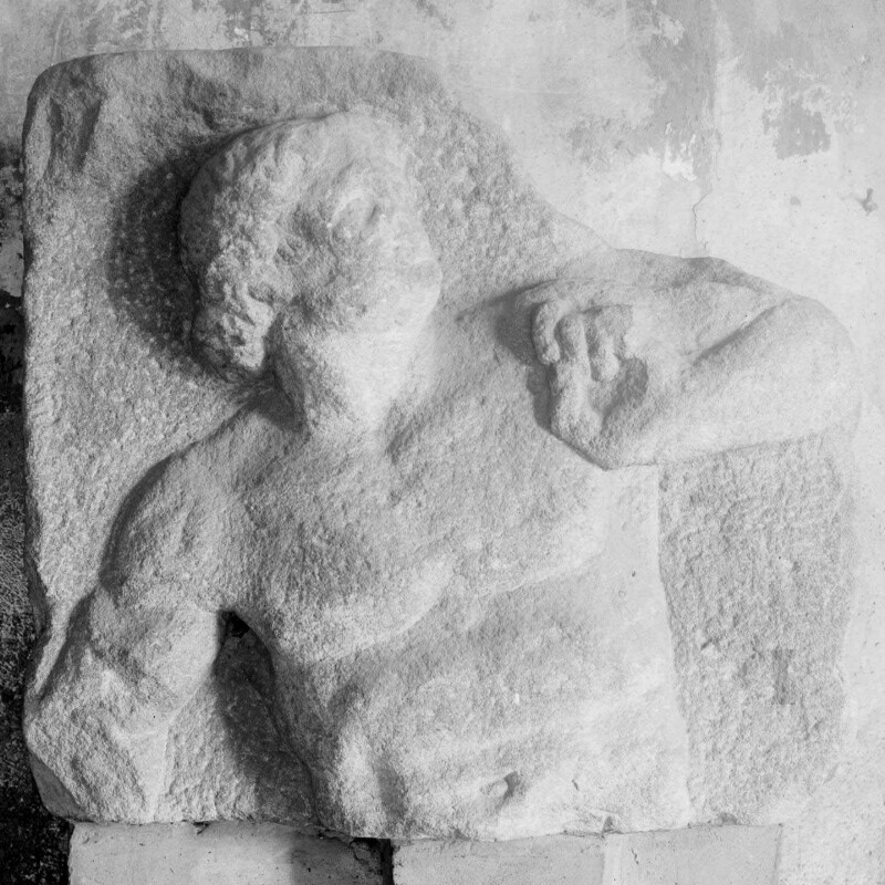 Fragment de stèle avec un homme nu