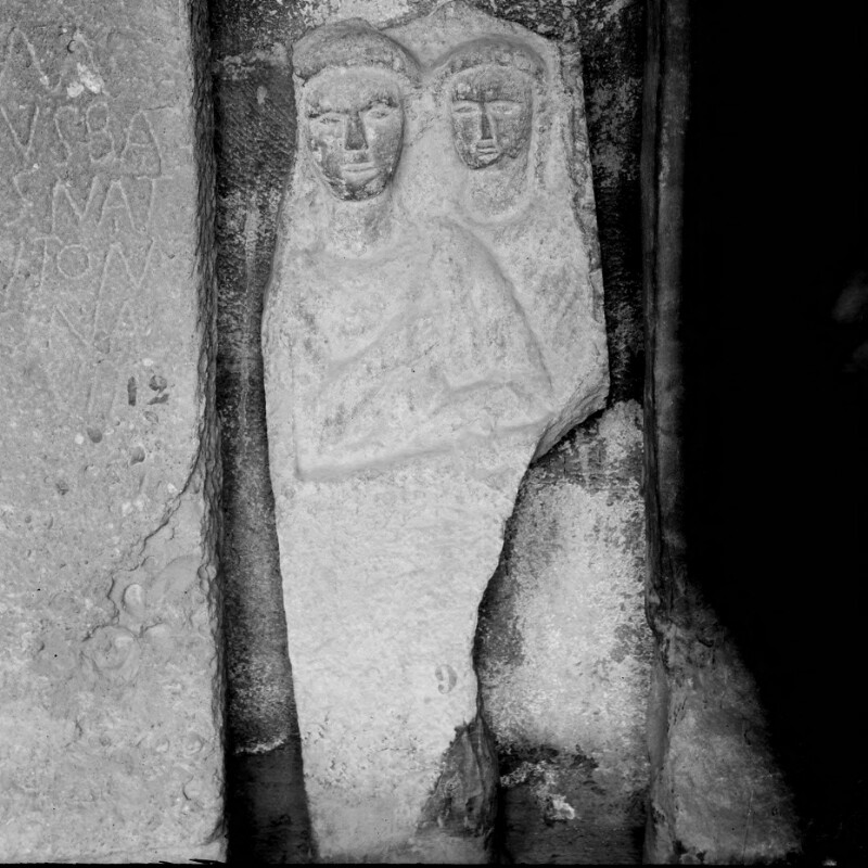 Fragment de stèle avec les bustes de deux femmes