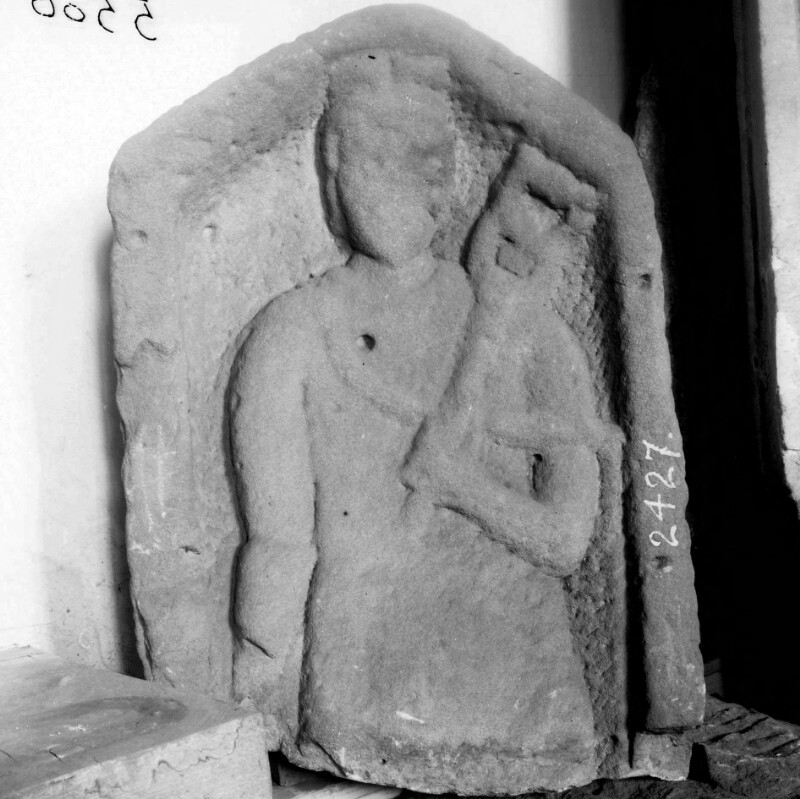 Fragment de stèle représentant Mercure debout