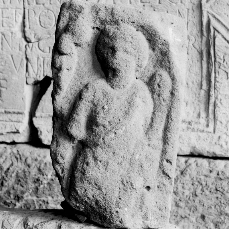Fragment de stèle avec une femme drapée