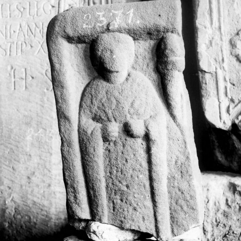 Fragment de stèle représentant une femme debout