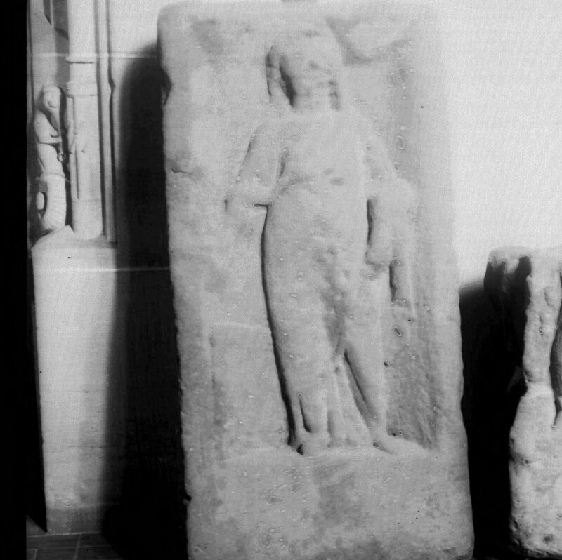 Stèle représentant une femme debout