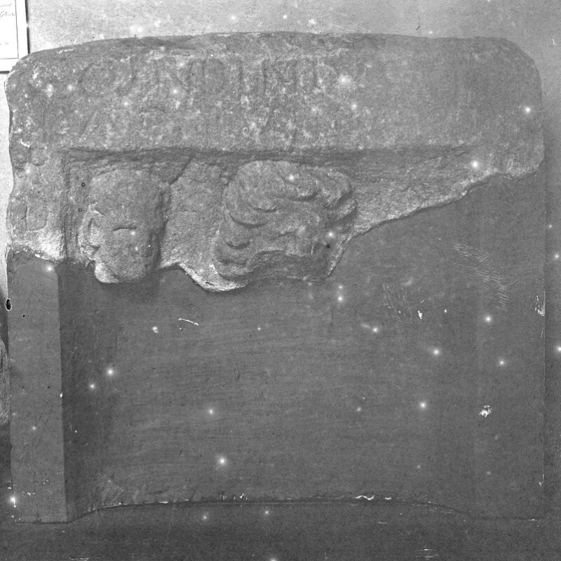 Fragment de stèle avec têtes de deux personnages