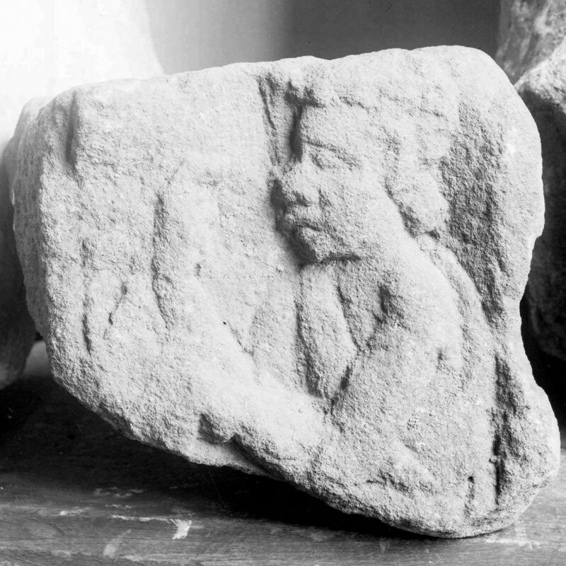 Fragment de stèle avec un personnage et une déesse