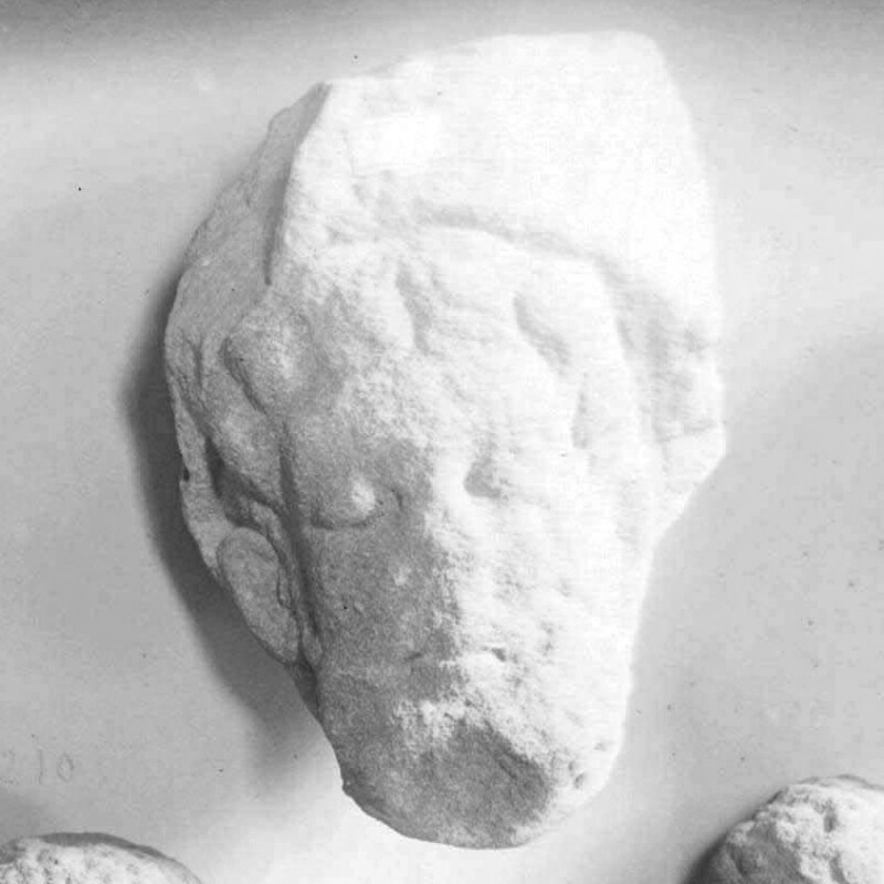 Fragment de stèle représentant une tête de femme