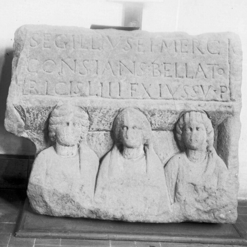 Fragment de stèle avec trois femmes drapées