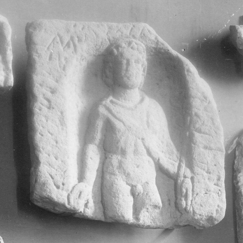 Fragment de stèle représentant Mercure debout dans une niche