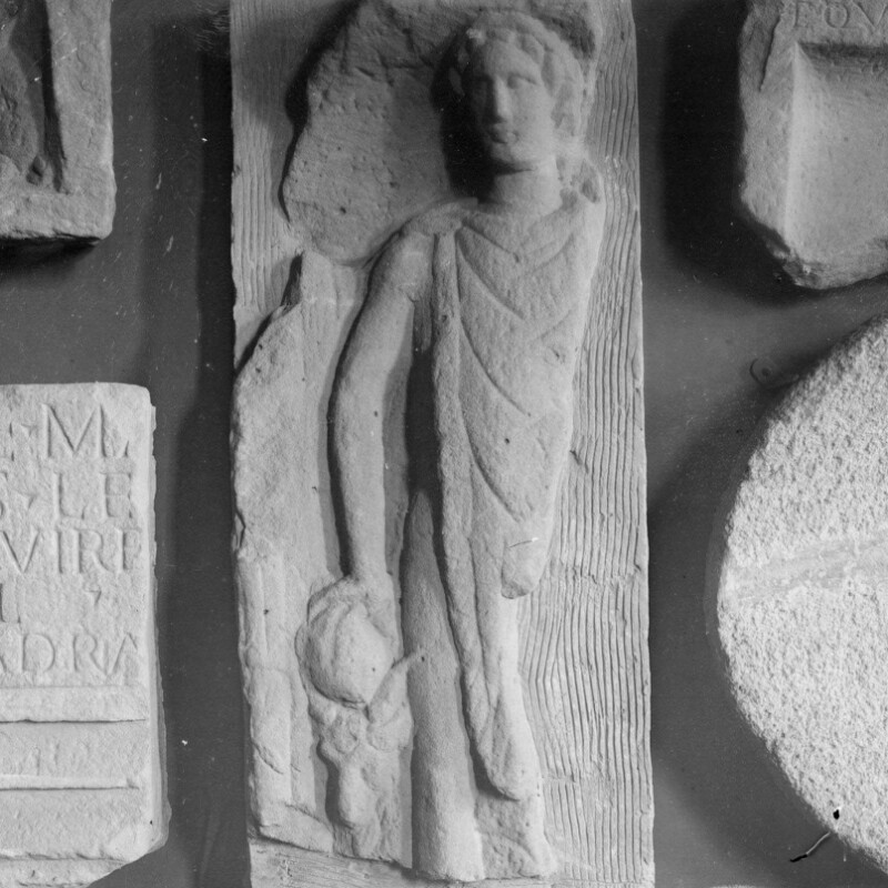 Fragment de stèle représentant Mercure debout