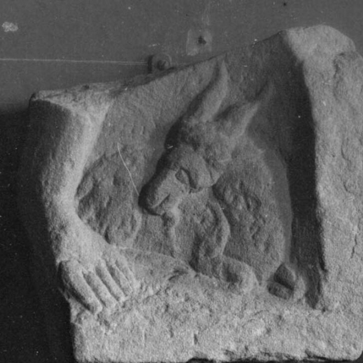 Fragment de stèle avec pied gauche de Mercure et un bouc
