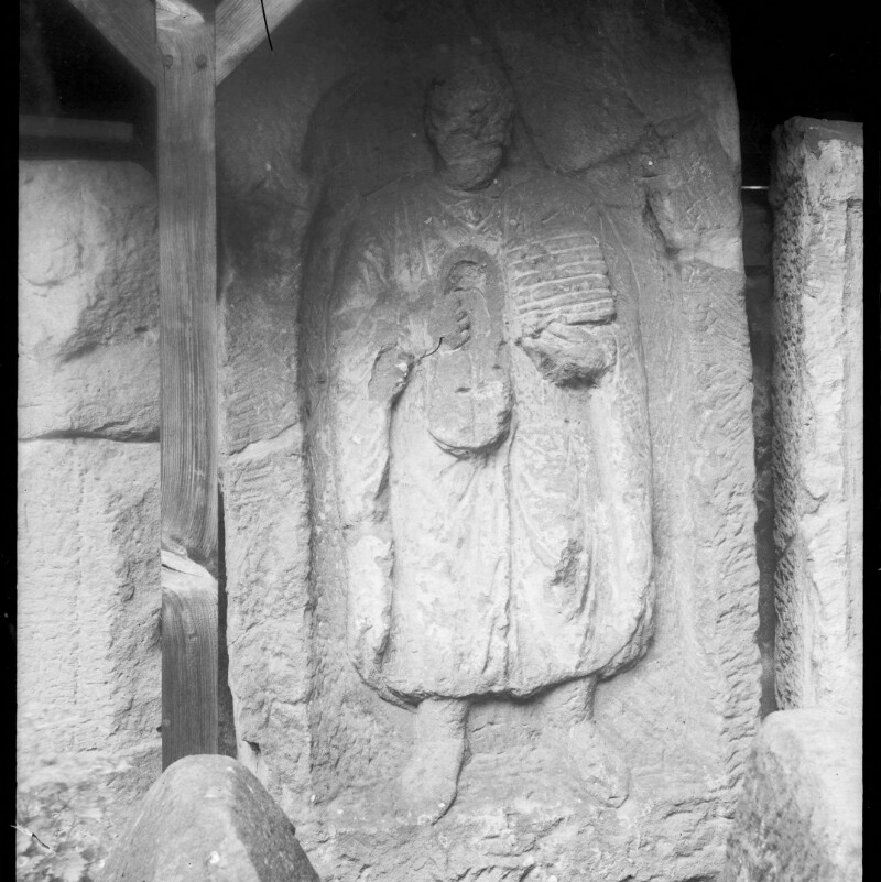 Fragments de stèle représentant un homme debout