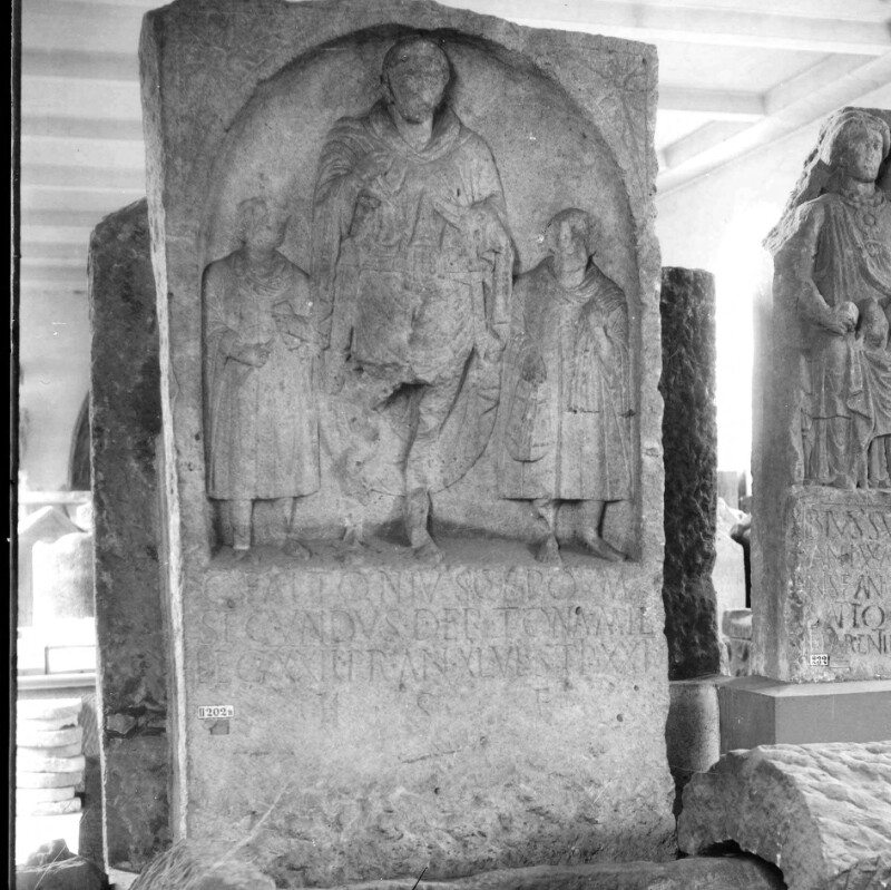 Stèle représentant un soldat accompagné de deux personnes