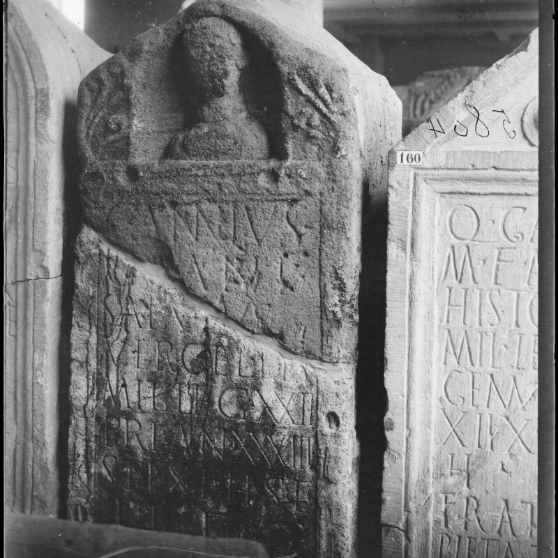 Stèle avec buste d'un homme imberbe et une inscription