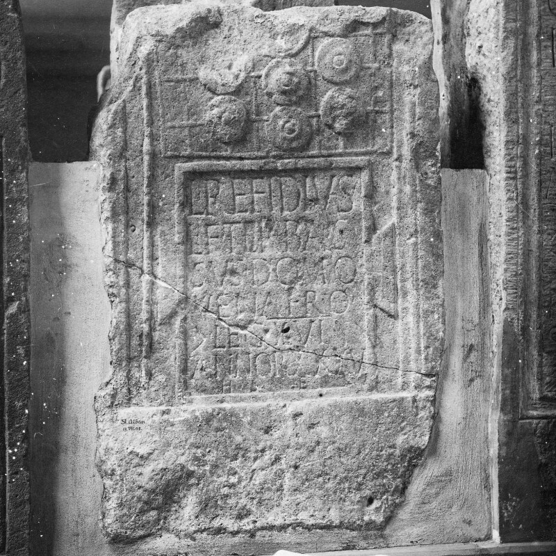 Stèle avec une inscription