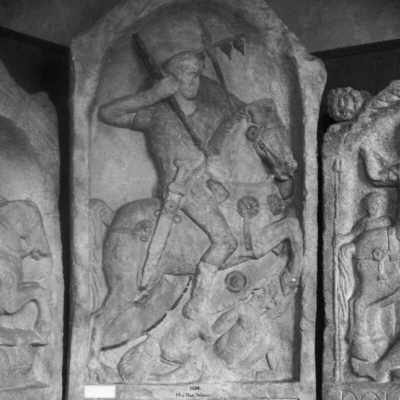 Stèle avec un cavalier et deux Barbares