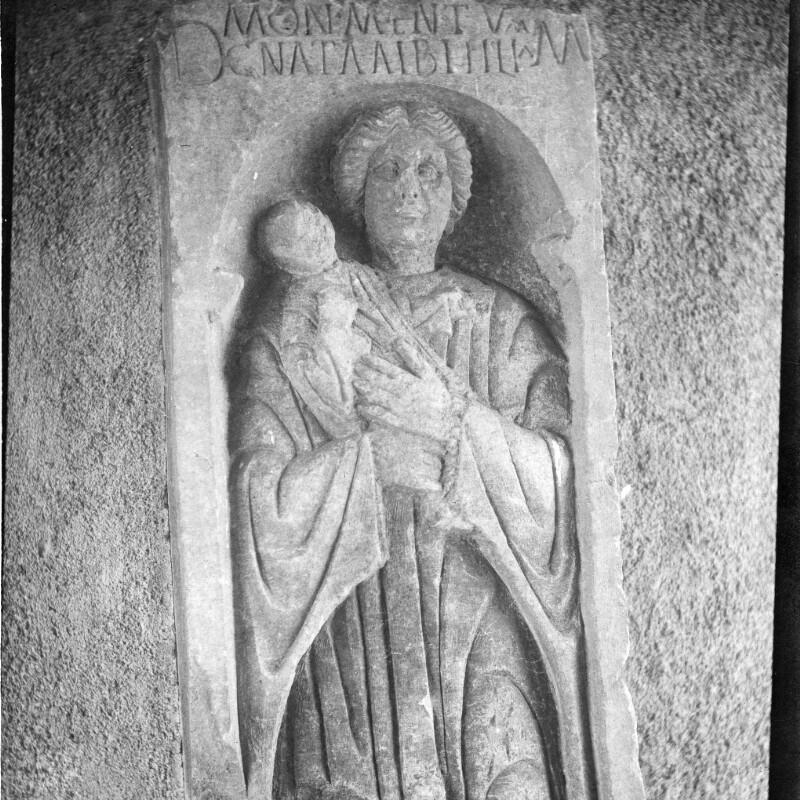 Stèle représentant une femme portant un enfant défunt