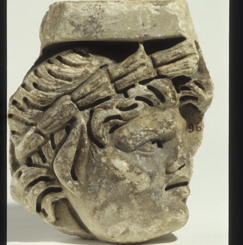 Fragment de sarcophage à masque