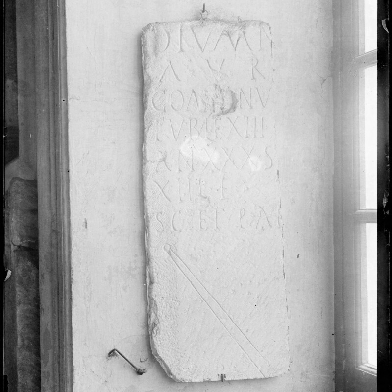 Fragment de stèle (?) avec relief d'une trompette