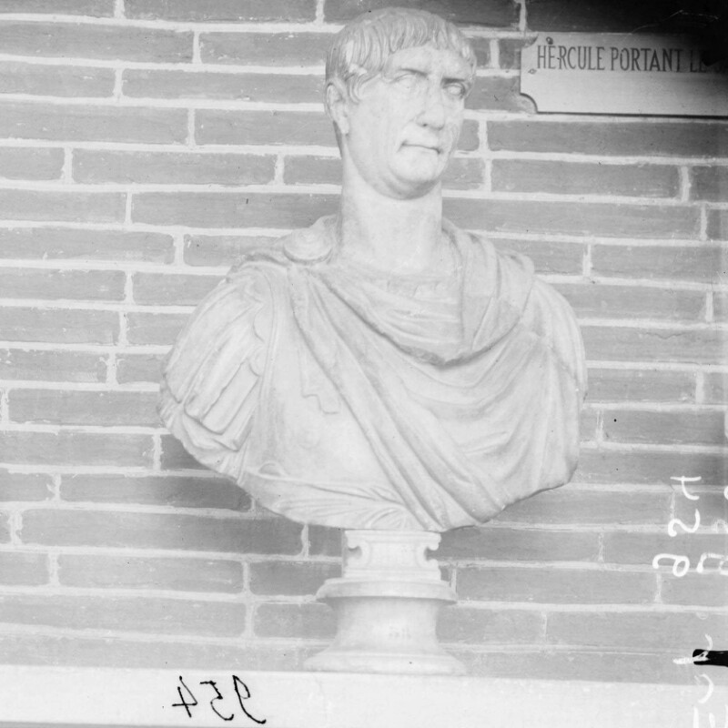 Tête et buste de Trajan militaire (monuments distincts)