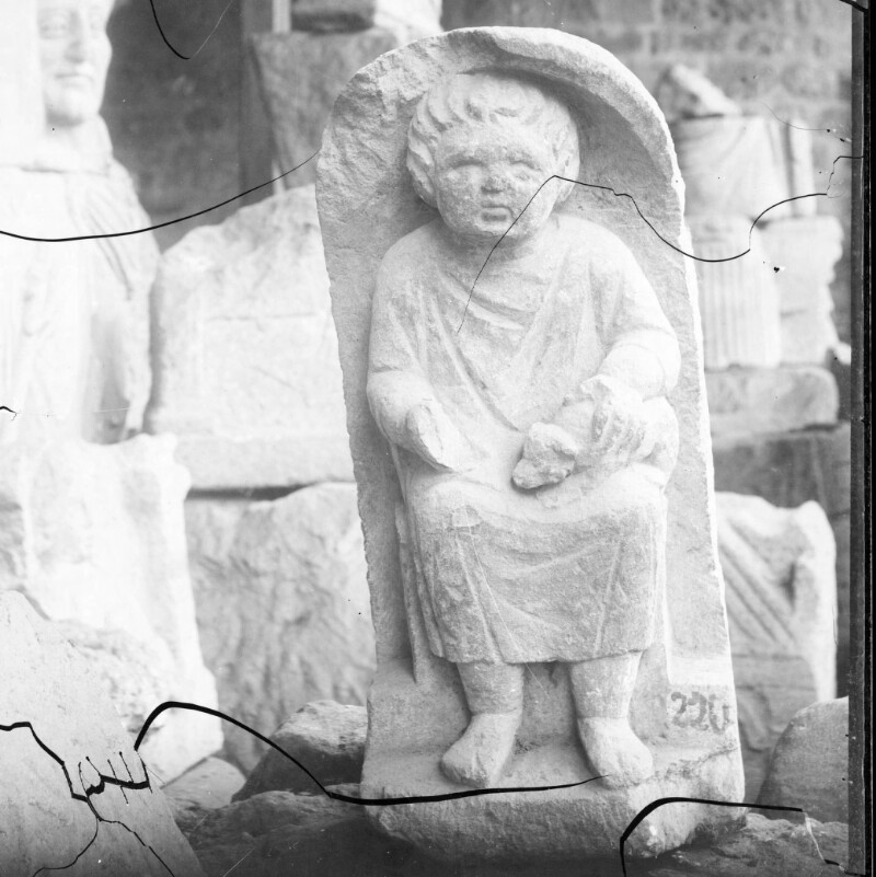 Stèle avec portrait d'un enfant assis
