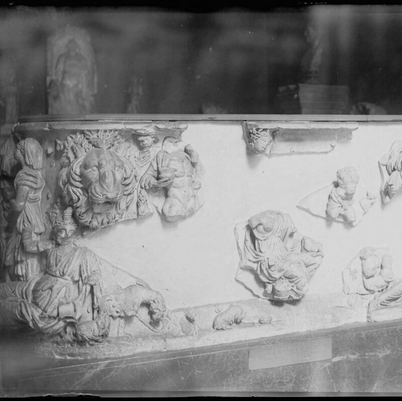 Sarcophage avec le tromphe de Bacchus, le mariage d'Ariadne et le cortège de Silène