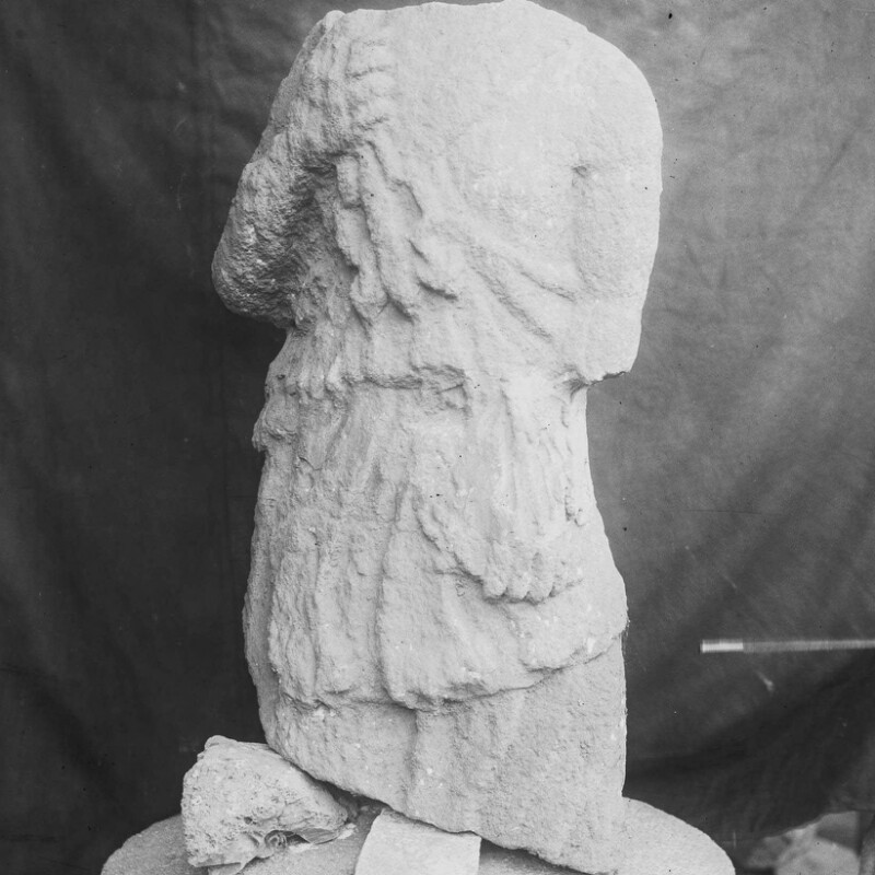 Fragment de statue d'une déesse