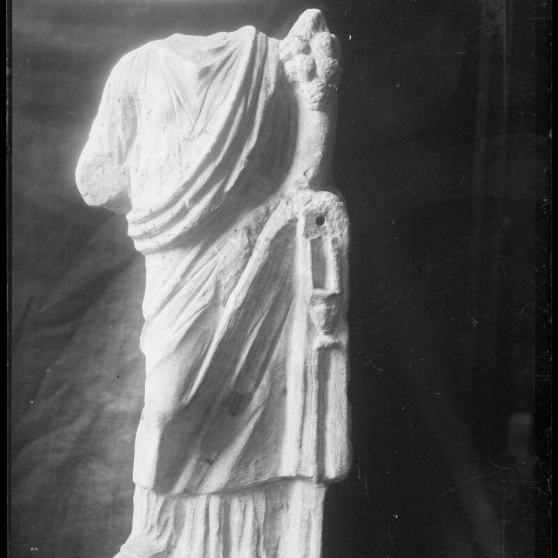 Statuette mutilée avec une déesse debout
