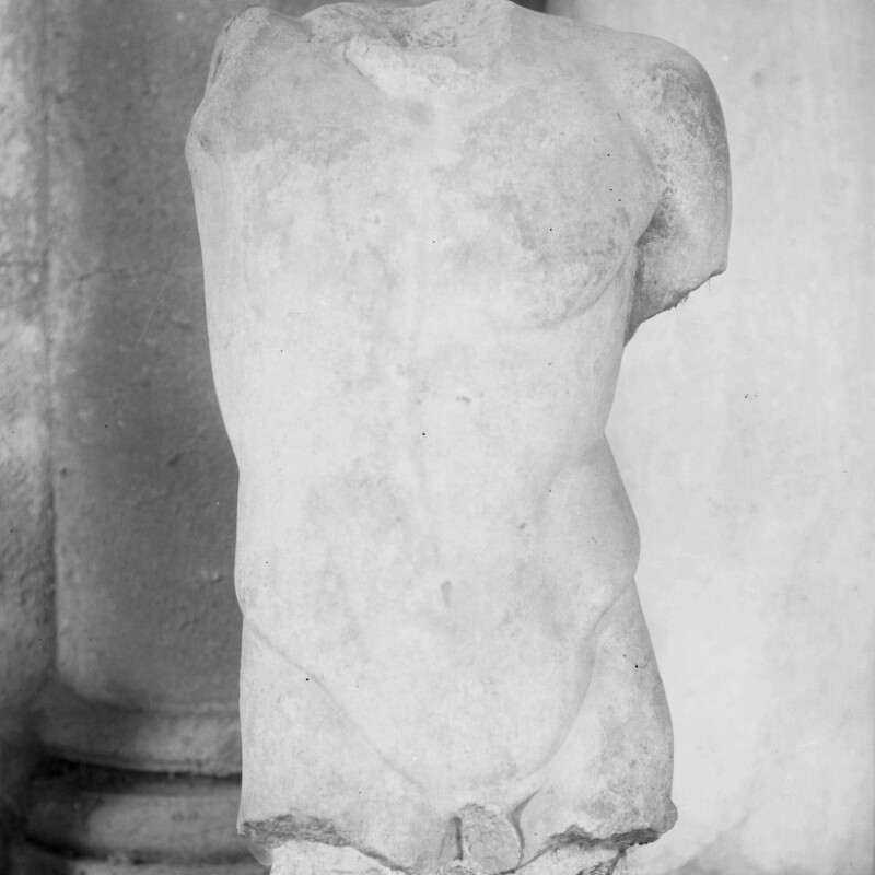 Fragment de statue d'un dieu nu