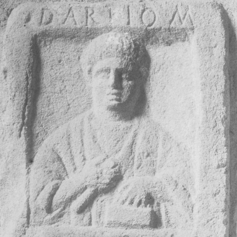 Stèle quadrangulaire avec buste d'un homme et inscription