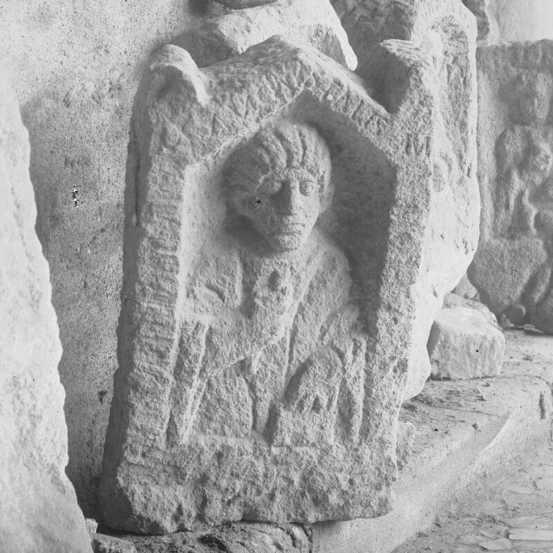 Stèle avec buste de femme