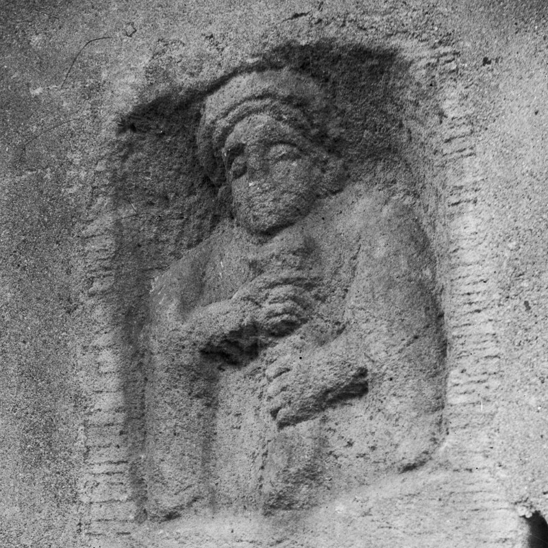 Stèle à sommet triangulaire avec buste d'une femme