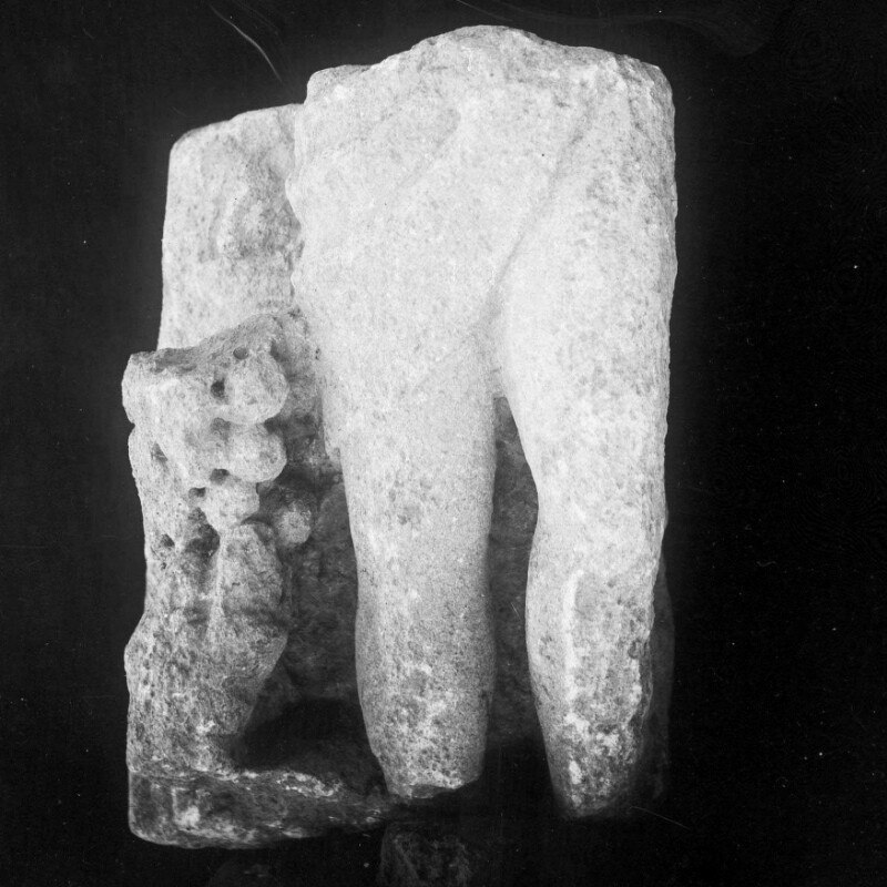 Fragment de stèle avec dieu debout