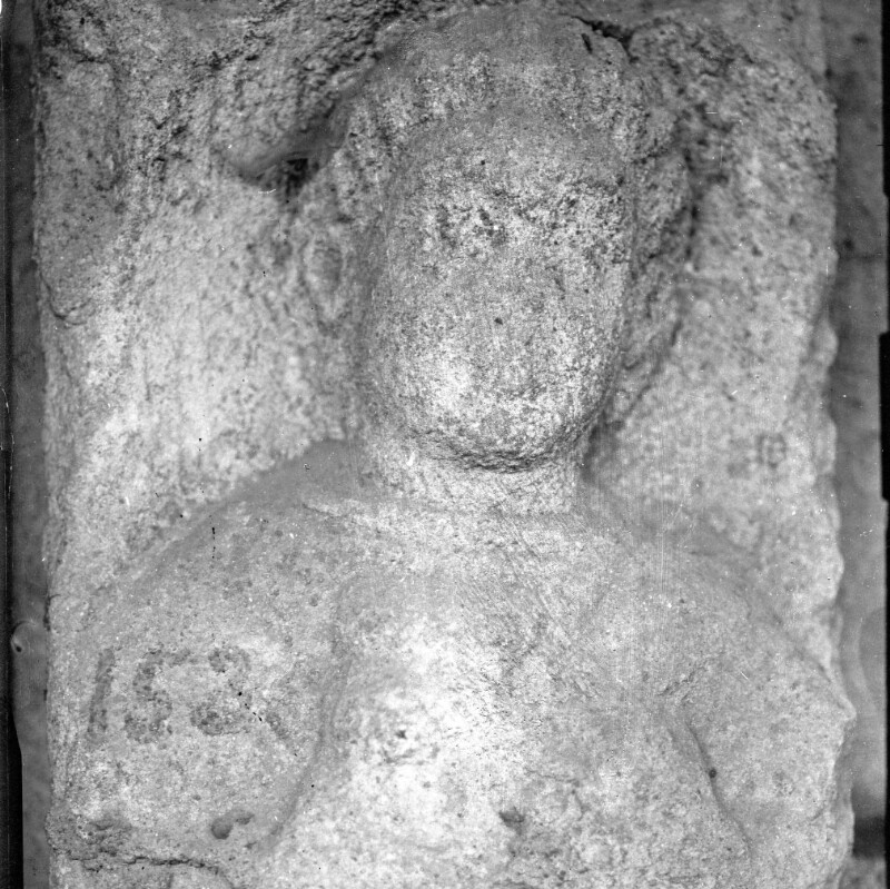 Fragment de stèle avec buste d'un homme imberbe
